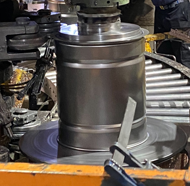 Los bidones metálicos están sometidos durante su fabricación a rigurosos controles de calidad. A fin de obtener un producto de alta calidad y de gran resistencia. Los pasos de su fabricación son: Fabricación de las tapas y bases, curvado de los cuerpos, soldadura de los cuerpos, corrugado de los cuerpos, que es una canaladura que se pone en la parte circular del bidón para aumentar su resistencia.